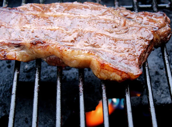 Juicy Sirloin Steak Sizzling On The Grill — ストック写真