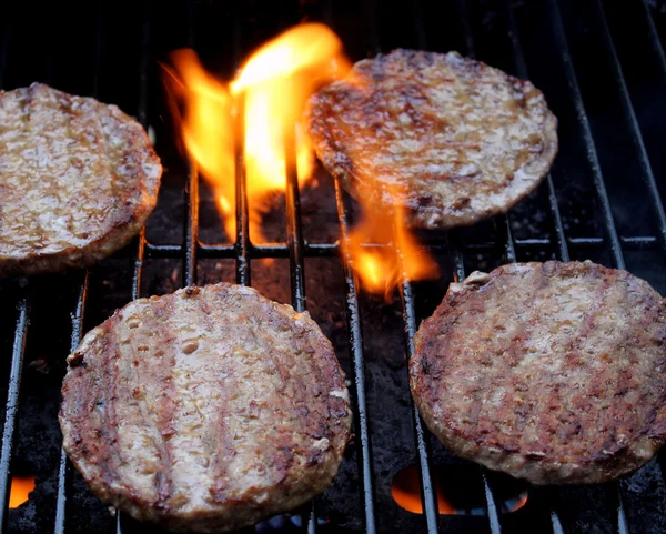 Sercegő hamburgereket a grill — Stock Fotó