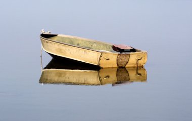 boş balıkçı teknesi
