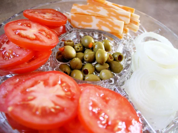 Поднос с гарниром - помидоры, сыр, лук и оливки — стоковое фото