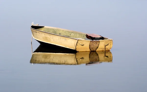 Пустая рыболовная лодка — стоковое фото