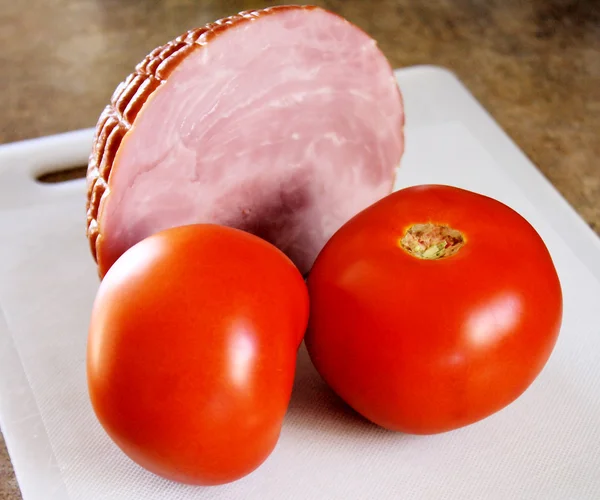 Fresh Lean Ham And Ripe Tomatoes — Stock Photo, Image