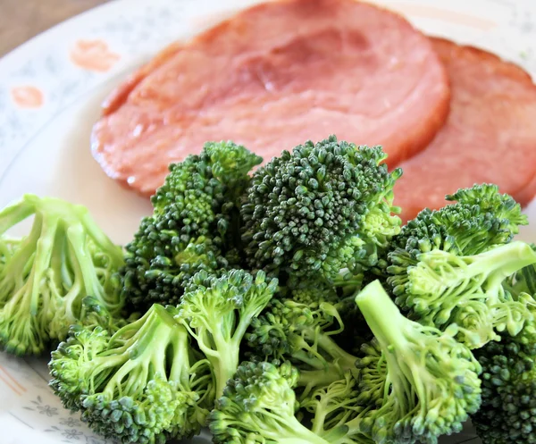 Broccoli biologici freschi con prosciutto magro — Foto Stock