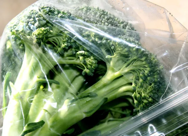 Brócolis fresco no saco de armazenamento Imagem De Stock