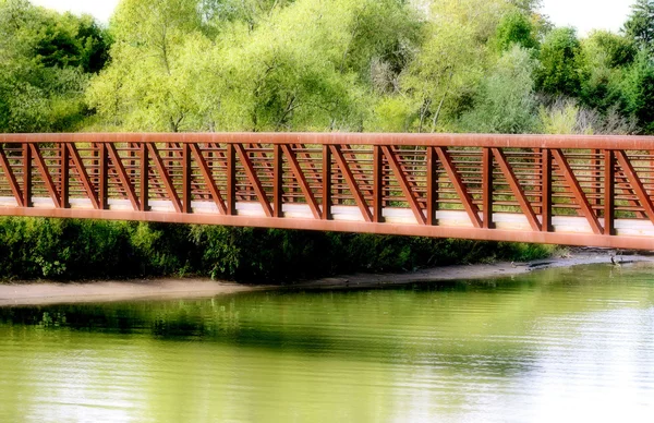 Bro över lugna vatten — Stockfoto