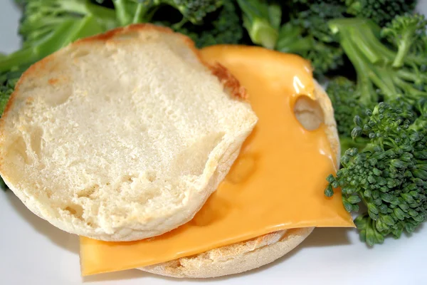 Englischer Muffin mit Käse — Stockfoto