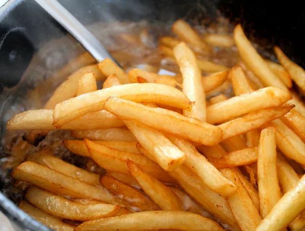 Fries cocinando en una freidora — Foto de Stock