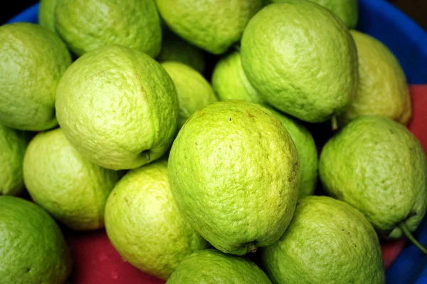 Färsk guava frukt bakgrund — Stockfoto