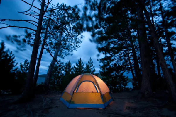 Winderige nacht op de camping Stockfoto