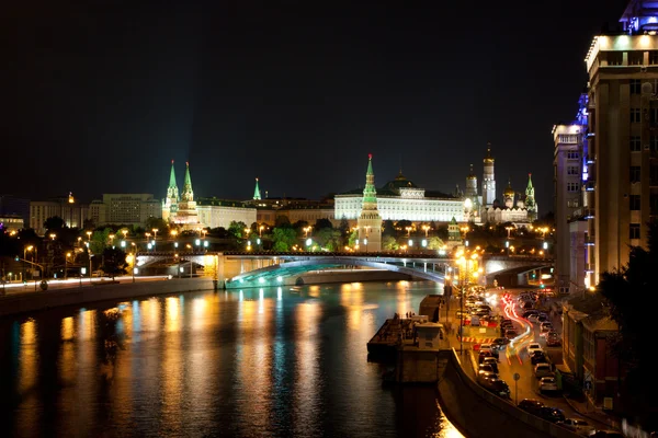 Russia, Mosca, vista notturna sul fiume Moskva, sul ponte e sul Cremlino Foto Stock
