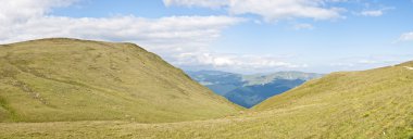 Panorama arka planda Karpatlar. güzel dağlar ve arazi