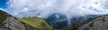 Panorama arka planda Karpatlar. güzel dağlar ve arazi