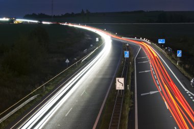 gece karayolu - uzun pozlama - araba hafif çizgiler