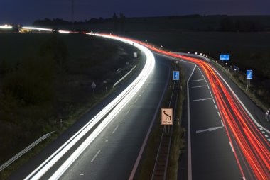 gece karayolu - uzun pozlama - araba hafif çizgiler