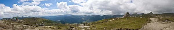 Panorama arka planda Karpatlar. güzel dağlar ve arazi — Stok fotoğraf