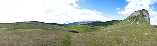 Panorama arka planda Karpatlar. güzel dağlar ve arazi — Stok fotoğraf