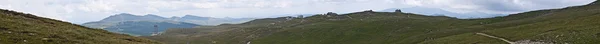Панорама в Карпатах. Красивые горы и земля — стоковое фото