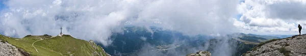 Panorama achtergrond in de Karpaten. prachtige bergen en land — Stockfoto