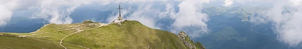 कार्पाथियन मधील पॅनोरामा पार्श्वभूमी. सुंदर पर्वत आणि जमीन — स्टॉक फोटो, इमेज