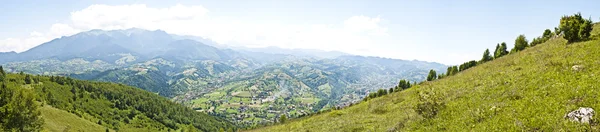 Πανόραμα υπόβαθρο στα Καρπάθια. όμορφα βουνά και γη — Φωτογραφία Αρχείου