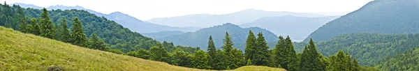 Panorama background in Carpathians. Beautiful mountains and land — Stock Photo, Image