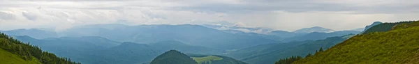 Πανόραμα υπόβαθρο στα Καρπάθια. όμορφα βουνά και γη — Φωτογραφία Αρχείου