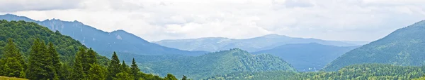 Panorama tło w Karpatach. piękne góry i ziemi — Zdjęcie stockowe