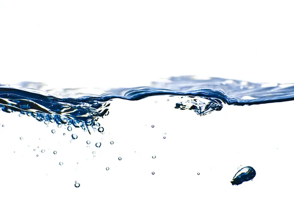 Isoliertes blaues Wasser, das mit Blasen und Wassertropfen spritzt - abs — Stockfoto
