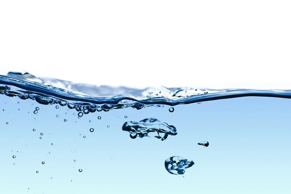 Изолированная голубая вода брызгает пузырьками и каплями воды - пресс — стоковое фото