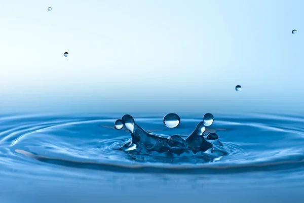 Blauwe water milieu abstracte achtergrond - blauwe water drop s — Stockfoto
