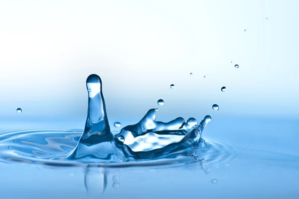 Blauwe water milieu abstracte achtergrond - blauwe water drop s — Stockfoto