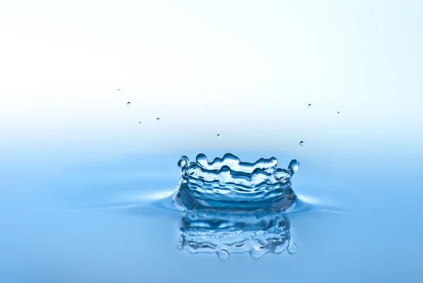 Голубой фон - голубые капли воды — стоковое фото