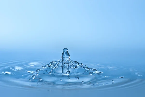 Schoon blauw druppel water spatten in helder water. abstract blue — Stockfoto