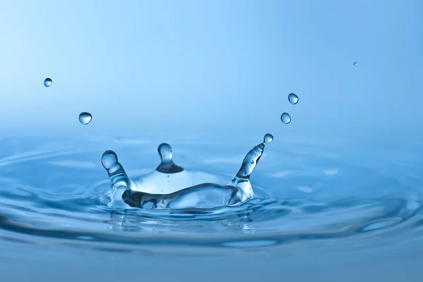 Schoon blauw druppel water spatten in helder water. abstract blue — Stockfoto