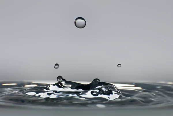 Clean drop of water splashing in clear water. Abstract environme — Stock Photo, Image