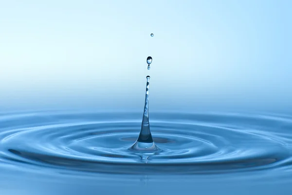 Clean blue drop of water splashing in clear water. Abstract blue — Stock Photo, Image