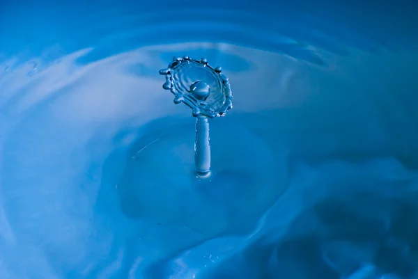 清洁水溅在清澈的水蓝色的滴。抽象蓝色 — 图库照片