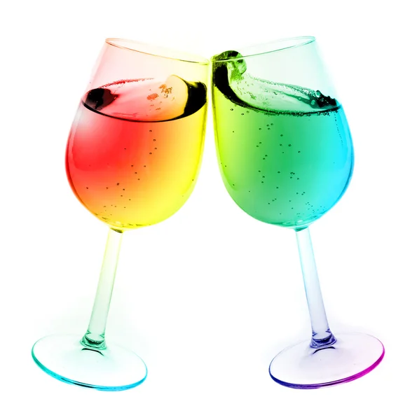 Isolerade abstrakt färgade vinglas med vin över en vit rygg — Stockfoto