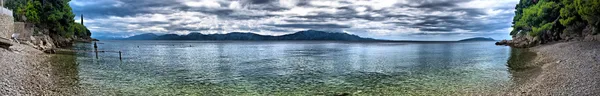 Schilderachtige panorama van de bergen, de wolken en de zee in croati — Stockfoto