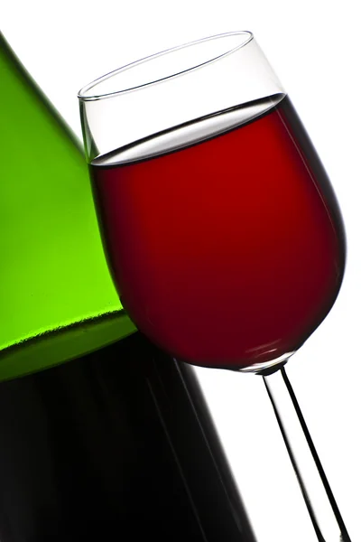 Пляшка і келих червоного вина ізольовані на білому тлі — стокове фото
