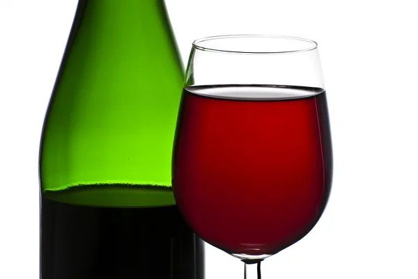 Пляшка і келих червоного вина ізольовані на білому тлі — стокове фото