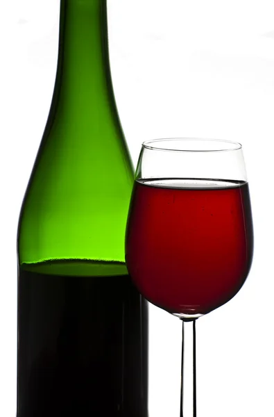 Láhve a sklenice červeného vína izolovaných na bílém pozadí — Stock fotografie