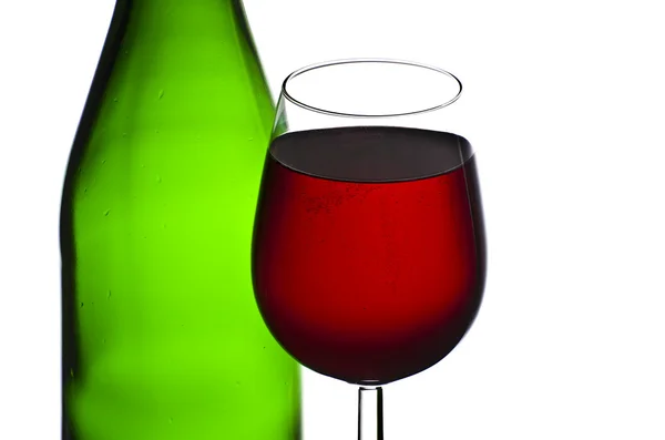 Bottiglia e bicchiere di vino rosso isolato su sfondo bianco — Foto Stock