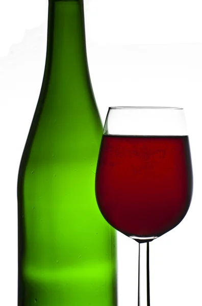 Láhve a sklenice červeného vína izolovaných na bílém pozadí — Stock fotografie