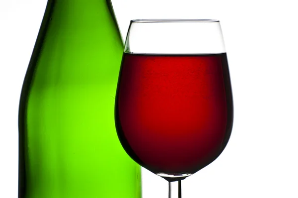 Garrafa e copo de vinho tinto isolado sobre fundo branco — Fotografia de Stock