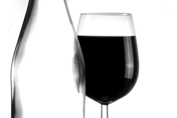 Garrafa e copo de vinho tinto isolado sobre fundo branco - abst — Fotografia de Stock