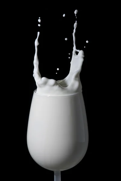 黒の背景の抽象的な牛乳のスプラッシュ — ストック写真