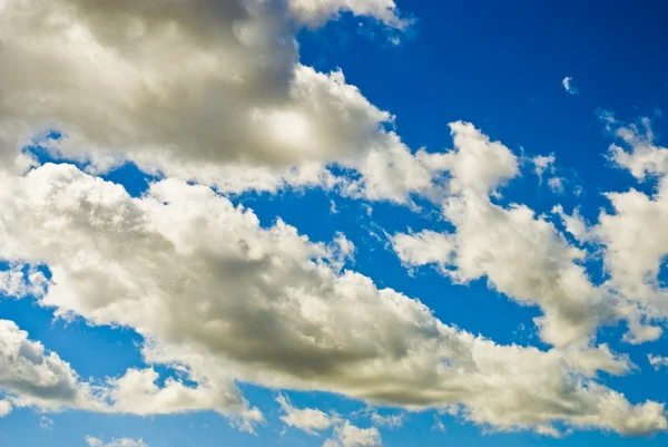 Fond du paysage - nuages dans le ciel bleu — Photo