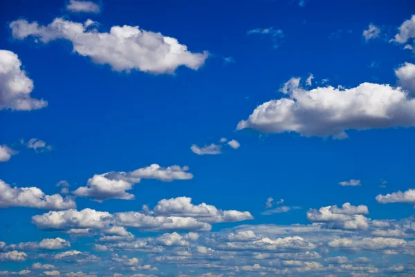 Landschap achtergrond - wolken in blauwe hemel — Stockfoto