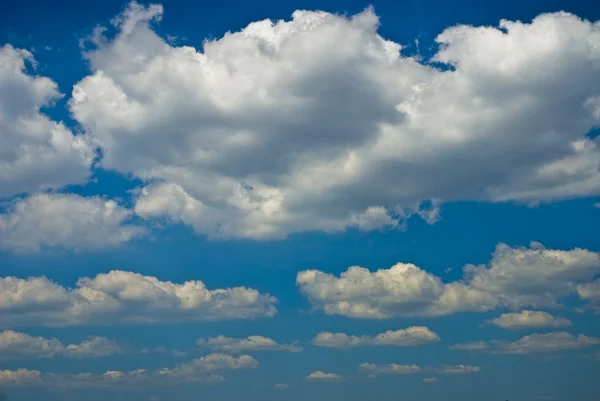 Landschap achtergrond - wolken in blauwe hemel — Stockfoto
